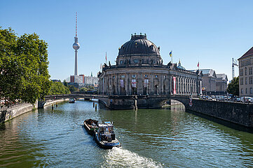 Berlin  Deutschland  Spreeufer mit Boot am Bode-Museum auf der Museumsinsel und dem Berliner Fernsehturm