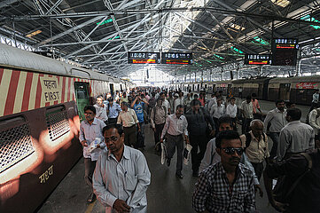 Mumbai  Indien  Bahnreisende auf einem Bahnsteig am Bahnhof Chhatrapati Shivaji Maharaj Terminus