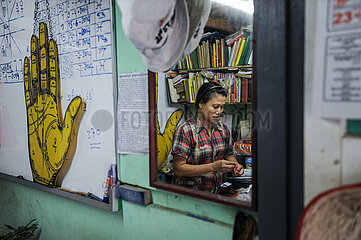 Yangon  Myanmar  Eine Handleserin und Wahrsagerin spiegelt sich in einem Spiegel
