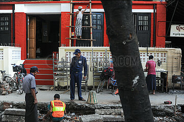 Yangon  Myanmar  Arbeiter bei Bauarbeiten auf einer Strasse und an einem Gebaeude