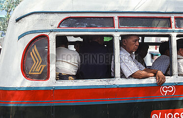 Yangon  Myanmar  Fahrgaeste sitzen in einem vollbesetzten oeffentlichen Bus