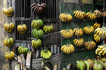 Yangon  Myanmar  Frische Bananen haengen an einem Geschaeft und werden zum Verkauf angeboten