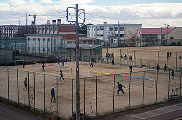 Nagoya  Japan  Eine Schuelergruppe hat auf einem Sandplatz Tennisunterricht