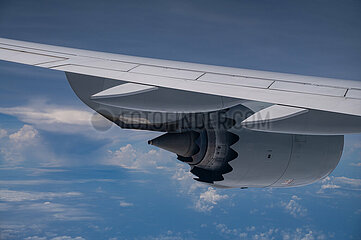 Asien  Flug ueber den Wolken in einem Boeing 747-8 Passagierflugzeug mit Blick auf Fluegel und Triebwerk