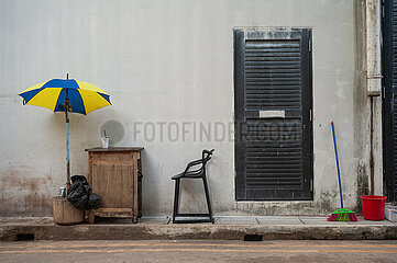 Singapur  Republik Singapur  Strassen-Stillleben mit Schirm  Stuhl und Tuer in Chinatown