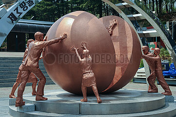 Panmunjom  Korea  Skulptur der Vereinigung  Dritter Angriffstunnel in der Demilitarisierten Zone (DMZ)