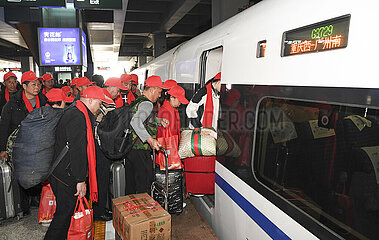 CHINA-CHONGQING-MIGRANT WORKERS-BACK TO WORK-CHARTERED TRAIN (CN)