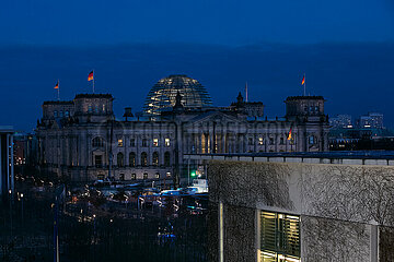 Berlin  Deutschland - Blick vom Kanzleramt auf den Reichstag am Abend.