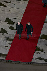 Berlin  Deutschland - Der polnische Ministerpraesident Donald Tusk und Bundeskanzler Olaf Scholz auf dem roten Teppich nach Ende des Empfangs mit militaerischen Ehren.