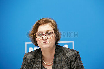 Berlin  Deutschland - Die Senatorin fuer Wissenschaft Gesundheit und Pflege Ina Czyborra bei der Senatspressekonferenz.