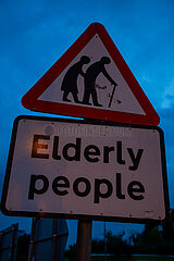 Grossbritannien  Nordirland  Ballycastle - Verkehrsschild Elderly People in der Ortschaft warnt Autofahrer vor langsamen Rentnern  die die Strasse ueberqueren koennten