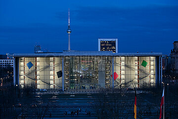 Berlin  Deutschland - Blick vom Kanzleramt auf das Paul-Loebe-Haus und den Fernsehturm am Abend.