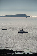Grossbritannien  Nordirland  Bushmills  County Antrim - Fischerboot auf der Irischen See  hinten eine Insel
