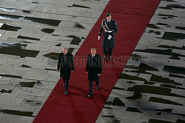 Berlin  Deutschland - Begruessung des polnischen Ministerpraesidenten Donald Tusk mit militaerischen Ehren durch Bundeskanzler Olaf Scholz.
