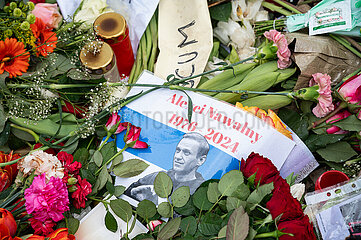 Berlin  Deutschland  Gedenkstaette aus Blumen  Kerzen und Bildern fuer Alexei Nawalny auf dem Boden vor der russischen Botschaft