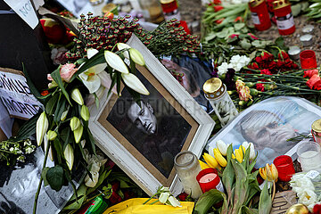 Berlin  Deutschland  DEU - Blumen und Trauer zum Tod des Kreml-Kritikers Alexej Nawalny
