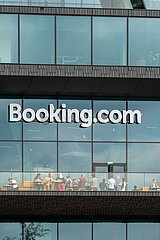 Niederlande  Amsterdam - Konzernzentrale von booking.com  Angestellte machen Mittagspause auf dem Balkon