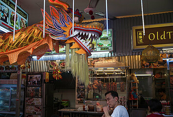 Singapur  Republik Singapur  Drachenkopf in einem Restaurant im Bugis Street Strassenmarkt