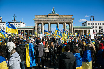 Berlin  Deutschland  Demonstration vor dem Brandenburger Tor zum zweiten Jahrestag des russischen Angriffs auf die Ukraine