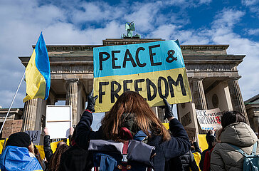Berlin  Deutschland  Demonstration vor dem Brandenburger Tor zum zweiten Jahrestag des russischen Angriffs auf die Ukraine