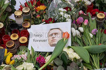 Berlin  Deutschland  Gedenkstaette aus Blumen  Kerzen und Bildern fuer Alexei Nawalny auf dem Boden vor der russischen Botschaft