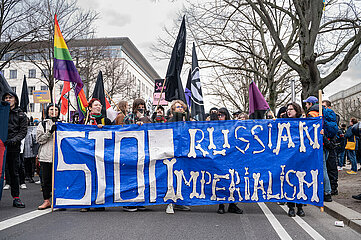 Berlin  Deutschland  Demonstration vor der Russischen Botschaft zum zweiten Jahrestag des russischen Angriffs auf die Ukraine