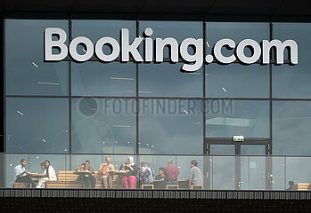Niederlande  Amsterdam - Konzernzentrale von booking.com  Angestellte machen Mittagspause auf dem Balkon