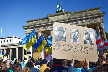 Berlin  Deutschland  DEU - Pro-ukrainische Demonstration VictoryForPeace Frieden verteidigen  Fotos von gefallenen ukrainischen Soldaten
