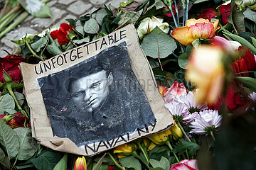 Berlin  Deutschland  DEU - Blumen und Trauer zum Tod des Kreml-Kritikers Alexej Nawalny