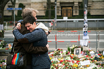 Berlin  Deutschland  Trauernde an der Gedenkstaette aus Blumen  Kerzen und Bildern fuer Alexei Nawalny vor der russischen Botschaft