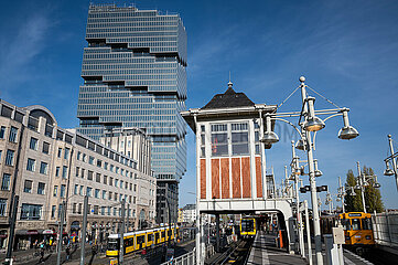 Berlin  Deutschland  Hochbahnhof Warschauer Strasse mit Buerohochhaus Edge East Side Tower in Friedrichshain