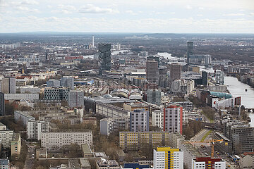 Berlin  Deutschland - Blick vom Fernsehturm auf den Innenstadtbezirk Friedrichshain mit Wohn- und Buerohochaeusern.