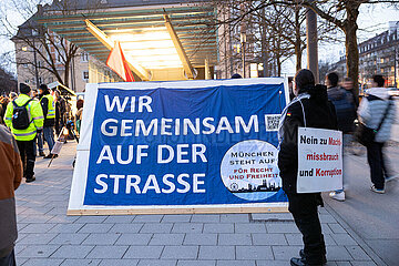 Verschwörungsideologen protestieren in München