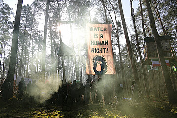 Gegen Erweiterung der Tesla Gigafactory: Aktivisten besetzen Wald in Grünheide