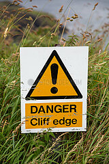 Grossbritannien  Nordirland  Ballycastle  County Antrim - Warnung vor dem Absturz: Danger Cliff Edge (Gefahr!-Felskante) an der Atlantikkueste