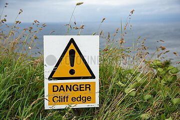 Grossbritannien  Nordirland  Ballycastle  County Antrim - Warnung vor dem Absturz: Danger Cliff Edge (Gefahr!-Felskante) an der Atlantikkueste