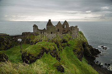Grossbritannien  Nordirland  Bushmills  County Antrim - Dunluce Castle  eine der groessten Ruinen einer mittelalterlichen Burg in Irland  gebaut 15-17.Jahrhundert zur Kontrolle der Seerouten von North Ulster (Atlantikkueste)