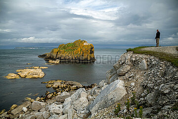 Grossbritannien  Nordirland  Ballycastle  County Antrim - Kleine Insel an der Atlantikkueste