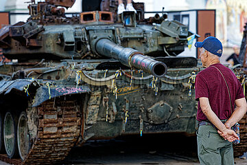 Kiew  Ukraine - Ausgestellte erbeutete russische Panzer am Michaelplatz