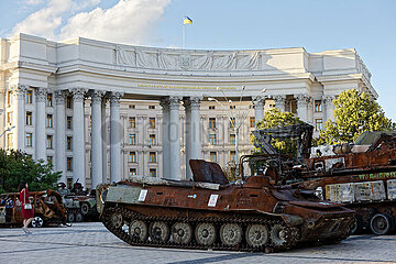 Kiew  Ukraine - Ausgestellte erbeutete russische Panzer am Michaelplatz