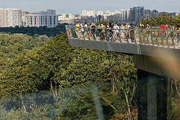 Kiew  Ukraine - Klitschko Glasbruecke-Pedestrian-Bicycle Bridge