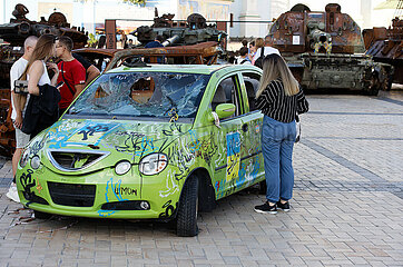 Kiew  Ukraine - Zerschossenes Auto von Zivilisten am Michaelplatz