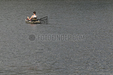 Lanken  Polen  Jugendlicher angelt in einem Boot auf dem Jezioro Gwiazdy