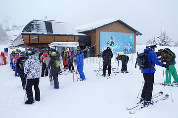 Mestia  Georgien  Skisportler stehen an der Ticketausgabe der Talstation im Skigebiet Tednuldi an