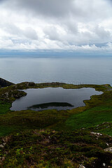 Republik Irland  Teelin - Blick auf einen natuerlichen Teich von Slieve League  einem 600m hohen Berg an der Atlantikkueste (Wild Atlantic Way)