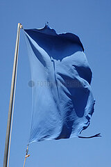 Sagres  Portugal  Blaue Flagge am Strand  zertifiziert hohe Badequalitaet