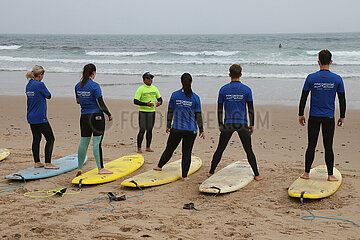 Sagres  Portugal  Menschen bei einem Surfkurs am Strand