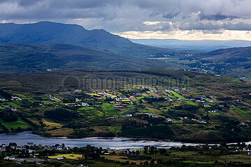 Republik Irland  Teelin - Blick von Slieve League  einem 600m hohen Berg an der Atlantikkueste (Wild Atlantic Way)