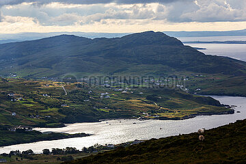 Republik Irland  Teelin - Blick von Slieve League  einem 600m hohen Berg an der Atlantikkueste (Wild Atlantic Way) auf den River Glen