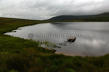 Republik Irland  Meenavean - Regenwetter an einem See mit einem kapputten Steg